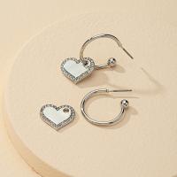 Zinc Alloy Drop Earring, Heart, forgyldt, for kvinde & med rhinestone, flere farver til valg, 43x38mm, Solgt af par