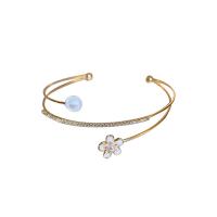 Messing Cuff Bangle, med Plastic Pearl, Flower, ægte forgyldt, mode smykker & Micro Pave cubic zirconia & for kvinde, gylden, nikkel, bly & cadmium fri, 63x62mm, Solgt af PC