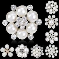 Plastic perle broche, Zinc Alloy, med Plastic Pearl, Flower, forgyldt, forskellige stilarter for valg & for kvinde & med rhinestone, flere farver til valg, nikkel, bly & cadmium fri, Solgt af PC