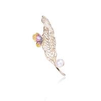 Plastic perle broche, Messing, med Plastic Pearl, Leaf, ægte forgyldt, mode smykker & Micro Pave cubic zirconia & for kvinde, flere farver til valg, nikkel, bly & cadmium fri, 23x69mm, Solgt af PC