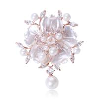 Broche de coquille, laiton, avec coquille blanche & perle de plastique, fleur, Plaqué d'or, bijoux de mode & pavé de micro zircon & pour femme, blanc, protéger l'environnement, sans nickel, plomb et cadmium, 50x61mm, Vendu par PC