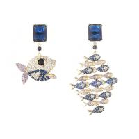 Boucles d'oreilles asymétriques, laiton, poisson, Placage de couleur argentée, pavé de micro zircon & pour femme, 50x28mm, Vendu par paire