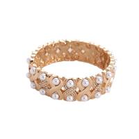 Zinklegering bangles, Zinc Alloy, met Plastic Pearl, mode sieraden & voor vrouw & met strass, gouden, nikkel, lood en cadmium vrij, 63x58x20mm, Verkocht door PC