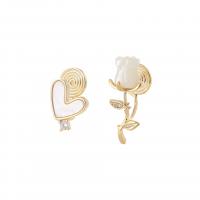 Boucles d'oreilles asymétriques, laiton, avec coquille blanche & résine, Rose, Plaqué d'or, bijoux de mode & styles différents pour le choix & pavé de micro zircon & pour femme, doré, protéger l'environnement, sans nickel, plomb et cadmium, 9x20mm,11x12mm, Vendu par paire