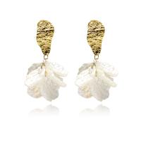 Pendientes de Gota en Latón, metal, con resina, Flor, chapado en oro real, Joyería & diferentes estilos para la opción & para mujer, Blanco, libre de níquel, plomo & cadmio, 25x55mm, Vendido por Par