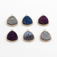 Ágata Natural Druzy Pendant, Ágata quartzo de gelo, with cobre, Triângulo, cromado de cor dourada, unissex, Mais cores pare escolha, 17x20mm, 4PCs/Bag, vendido por Bag