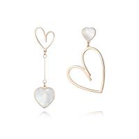 Boucles d'oreilles asymétriques, Acier titane, avec coquille noire & coquille blanche, coeur, bijoux de mode & pour femme & creux, plus de couleurs à choisir, Vendu par paire