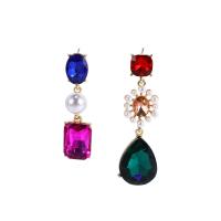 Boucles d'oreilles asymétriques, alliage de zinc, avec perle de plastique, larme, Placage de couleur d'or, bijoux de mode & pour femme & avec strass, plus de couleurs à choisir, protéger l'environnement, sans nickel, plomb et cadmium, 18x64mm, Vendu par paire