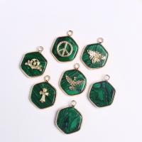 Pendentifs Malachite, avec laiton, hexagone, Placage de couleur d'or, unisexe & modèles différents pour le choix, vert, 19x5x24mm, Vendu par PC