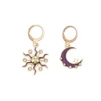 Boucles d'oreilles asymétriques, alliage de zinc, soleil, Placage de couleur d'or, pour femme & émail & avec strass, protéger l'environnement, sans nickel, plomb et cadmium, 18x34mm, 15x34mm, Vendu par paire