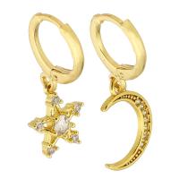 Boucles d'oreilles asymétriques, laiton, Lune et Etoile, Placage de couleur d'or, pavé de micro zircon & pour femme, 23mm,28mm, Vendu par paire