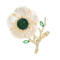 Broche de coquille, laiton, avec cire d'abeille & agate verte & coquille, fleur, Placage de couleur d'or, pavé de micro zircon & pour femme, plus de couleurs à choisir, protéger l'environnement, sans nickel, plomb et cadmium, 48x35mm, Vendu par PC