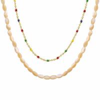 Collier de mode Multi couche, laiton, avec coquille jaune & coquille blanche, Placage de couleur d'or, styles différents pour le choix & pour femme & émail, plus de couleurs à choisir, protéger l'environnement, sans nickel, plomb et cadmium, Vendu par PC