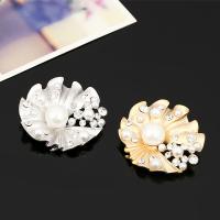 Plastic perle broche, Zinc Alloy, med Plastic Pearl, Lotus blad, mode smykker & for kvinde & med rhinestone, flere farver til valg, nikkel, bly & cadmium fri, 43x45mm, Solgt af PC