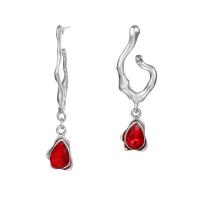 Boucles d'oreilles asymétriques, alliage de zinc, avec Rubis, Placage de couleur argentée, bijoux de mode & pour femme, deux couleurs différentes, Vendu par paire