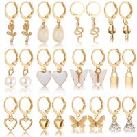 aleación de zinc Aretes, con Perlas plásticas, chapado en color dorado, 12 piezas & Joyería & para mujer & con diamantes de imitación, libre de níquel, plomo & cadmio, Vendido por Set