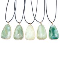 Pendentif Agate verte, avec alliage de zinc, triangle, Placage de couleur d'or, DIY & facettes, vert, 30x45x7mm, Vendu par PC