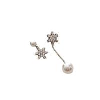 Boucles d'oreilles asymétriques, laiton, avec perle de plastique, flocon de neige, Placage de couleur argentée, bijoux de mode & pavé de micro zircon & pour femme, argent, protéger l'environnement, sans nickel, plomb et cadmium, 11.8,11.8mm,45mm, Vendu par paire