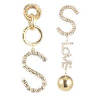 Boucles d'oreilles asymétriques, alliage de zinc, Lettre d’alphabet, Placage de couleur d'or, pour femme & avec strass, protéger l'environnement, sans nickel, plomb et cadmium, 31x109mm, 21x94mm, Vendu par paire