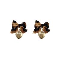 Boucles d'oreilles en alliage de zinc, avec tissu, fade et jamais plaqué de haute qualité, bijoux de mode & styles différents pour le choix & pour femme, deux couleurs différentes, 25x29mm, Vendu par paire