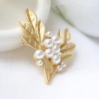 Plastic perle broche, Zinc Alloy, med Plastic Pearl, guldfarve belagt, for kvinde, nikkel, bly & cadmium fri, 45x47mm, Solgt af PC