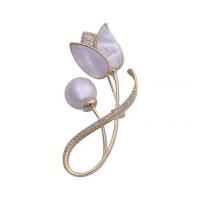 Broche de coquille, laiton, avec coquille & perle de plastique, Tulip, Placage de couleur d'or, bijoux de mode & pavé de micro zircon & pour femme, protéger l'environnement, sans nickel, plomb et cadmium, 57x29mm, Vendu par PC