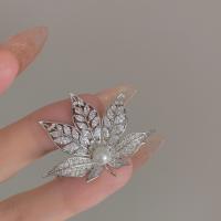 Zirkoon Broche, Messing, Maple Leaf, platinum plated, micro pave zirconia & voor vrouw, nikkel, lood en cadmium vrij, 42x33mm, Verkocht door PC