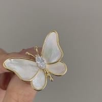 Broche de coquille, laiton, avec zircon cubique & coquille, papillon, Placage de couleur d'or, pour femme, blanc, protéger l'environnement, sans nickel, plomb et cadmium, 27x37mm, Vendu par PC