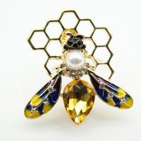 Broche cristal, alliage de zinc, avec cristal & perle de plastique, abeille, Placage de couleur d'or, unisexe & émail, Jaune, protéger l'environnement, sans nickel, plomb et cadmium, 32x35mm, Vendu par PC