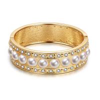 Zinc Alloy Bangle Smykker, med Plastic Pearl, Donut, guldfarve belagt, for kvinde & med rhinestone, gylden, Indvendig diameter:Ca. 60mm, Solgt af PC