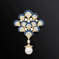 Kunststof Pearl Brooch, Messing, met Plastic Pearl, micro pave zirconia, wit, nikkel, lood en cadmium vrij, 40x59mm, Verkocht door PC