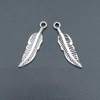 Pendentifs de Feather alliage zinc, alliage de zinc, forme de plume, Plaqué de couleur d'argent, Vintage & DIY, protéger l'environnement, sans nickel, plomb et cadmium, 8x31mm, Environ 100PC/sac, Vendu par sac