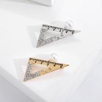 Zinc Alloy Brocher, med Plastic Pearl, Triangle, forgyldt, mode smykker & for kvinde & med rhinestone, flere farver til valg, nikkel, bly & cadmium fri, 32x20mm, Solgt af PC