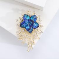 Broche bijoux de mode, laiton, avec cristal, fleur, Placage de couleur d'or, pavé de micro zircon & pour femme, bleu, protéger l'environnement, sans nickel, plomb et cadmium, 41x62mm, Vendu par PC