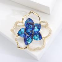 Broche bijoux de mode, laiton, avec cristal, fleur, Placage de couleur d'or, pavé de micro zircon & pour femme & creux, bleu, protéger l'environnement, sans nickel, plomb et cadmium, 50x51mm, Vendu par PC