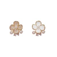 Boucles d'oreilles asymétriques, laiton, avec perle de plastique, fleur, Plaqué d'or, bijoux de mode & pavé de micro zircon & pour femme, plus de couleurs à choisir, protéger l'environnement, sans nickel, plomb et cadmium, 14x14mm, Vendu par paire