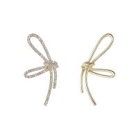 Boucles d'oreilles asymétriques, Alliage de cuivre, Noeud papillon, Placage de couleur d'or, bijoux de mode & pour femme & avec strass, 32x17mm, Vendu par paire