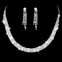 Parures de bijoux strass, avec chaîne de griffe en laiton & perle de plastique, Placage de couleur argentée, 2 pièces & bijoux de mode & pour femme, transparent, 45mm, Longueur Environ 43 cm, Vendu par fixé