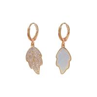 Boucles d'oreilles asymétriques, laiton, avec coquille, feuille, Placage de couleur d'or, bijoux de mode & pavé de micro zircon & pour femme, protéger l'environnement, sans nickel, plomb et cadmium, 9x34mm, Vendu par paire