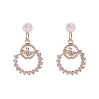 Boucles d'oreilles en laiton zircon cubique pavent, avec perle d'eau douce cultivée,  puce boucle d'oreille, Placage de couleur d'or, bijoux de mode & pavé de micro zircon & pour femme, deux couleurs différentes, 28x16mm, Vendu par paire