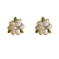 laiton Clip boucle d’oreille, avec perle de plastique, fleur, Placage de couleur d'or, bijoux de mode & pour femme & émail, blanc, protéger l'environnement, sans nickel, plomb et cadmium, 25x27mm, Vendu par paire