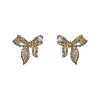 laiton Clip boucle d’oreille, Noeud papillon, Placage de couleur d'or, bijoux de mode & pavé de micro zircon & pour femme & émail, blanc, protéger l'environnement, sans nickel, plomb et cadmium, 19mm, Vendu par paire