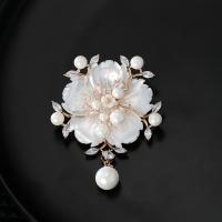 Broche zircon, laiton, avec Shell Pearl & zircon cubique, fleur, bijoux de mode & pour femme, protéger l'environnement, sans nickel, plomb et cadmium, 47x63mm, Vendu par PC