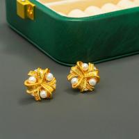 Pendientes de Perno en Latón, metal, con perla, chapado en color dorado, Vintage & Joyería & para mujer, Blanco, libre de níquel, plomo & cadmio, 17x17mm, Vendido por Par