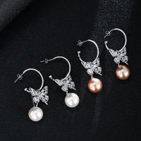 Messing oorhangers, met Plastic Pearl, Vlinder, mode sieraden & voor vrouw & met strass, meer kleuren voor de keuze, nikkel, lood en cadmium vrij, 45x18mm, Verkocht door pair