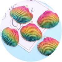 Pendentifs coquillage, coquille, avec laiton, coquille, Placage de couleur d'or, teints & DIY, couleurs d'arc-en-ciel, Length about 36-38mm,Hight about 41-47mm, 5PC/sac, Vendu par sac