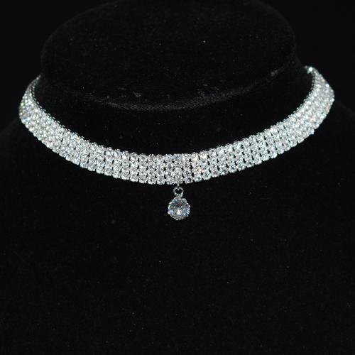 Collier en laiton cubique Zircon Micro Pave, Placage de couleur argentée, pavé de micro zircon & pour femme & avec strass, argent, protéger l'environnement, sans nickel, plomb et cadmium, 10mm, Vendu par Environ 11.22 pouce brin