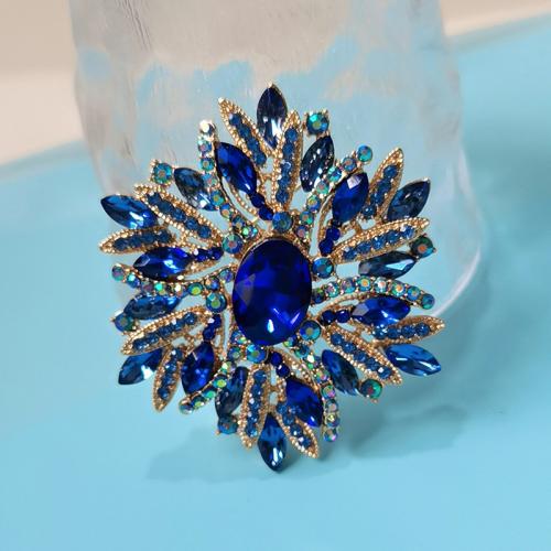 Zinc Alloy Brooches Flower gold color plated fashion jewelry & for woman & with rhinestone Sold By PC