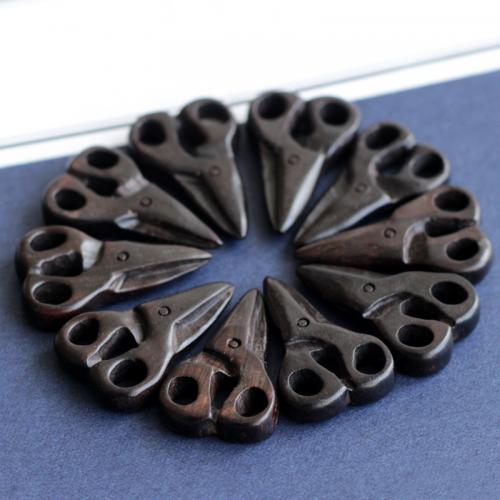 Pendentifs en bois, black Sandalwood, ciseaux, gravé, DIY, noire, 27x17x4mm, Vendu par PC