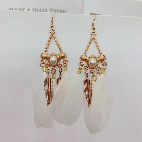 Pendientes de Aleación de Zinc, pluma, con Perlas plásticas & aleación de zinc, chapado en color dorado, Joyería & Estilo bohemio & para mujer, más colores para la opción, 90mm, Vendido por Par